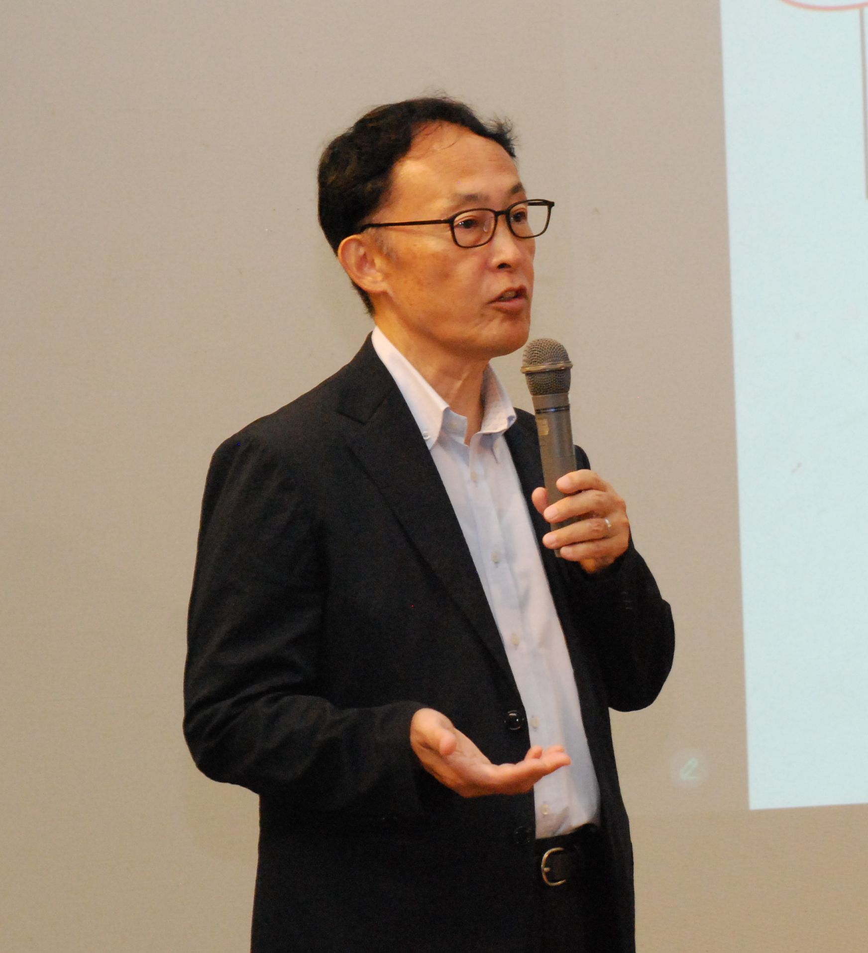 状況説明をする本田氏